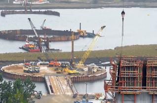 La instalación de los pantalanes metálicos en el Ulla reduce el impacto del viaducto del TAV