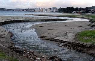 Una mala canalización erosiona y desfigura la playa de A Concha