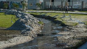 La canalización del regato de la zanja de A Concha se hará después del período estival