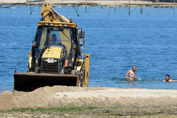 Ravella elimina el desnivel de la playa de A Concha e inicia la mejora de los arenales