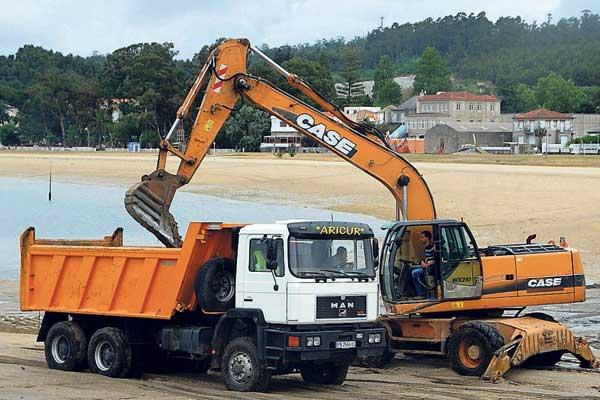 Las obras en la playa de A Concha causan malestar entre las mariscadoras de Carril