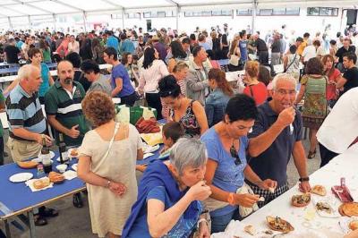 Carril vende más de 5.000 raciones en el veinte aniversario de su Festa da Ameixa