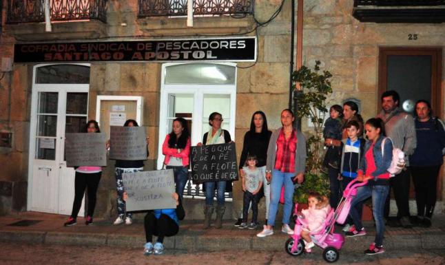 Un grupo de mujeres de Carril exigen con pancartas poder mariscar en As Malveiras
