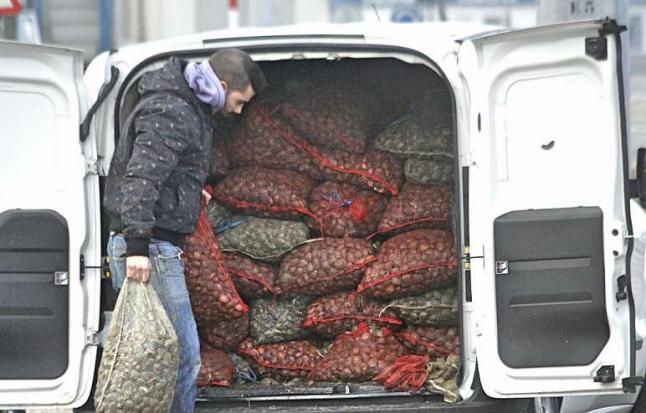Requisan 1.500 kilogramos de almeja en la carretera de Vilagarcía al no acreditarse su procedencia