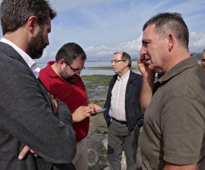 Varela estudiará una solución para la retirada de algas en A Compostela