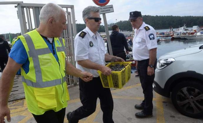 Sorprenden en Carril a dos hombres que arrojaban al mar 45 kilos de almeja ilegal
