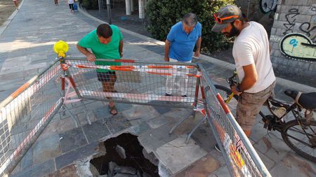 Costas concede a la organización de la Ameixa el permiso para arreglar el socavón del paseo