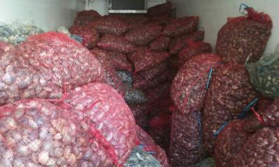 Os Gardacostas e a Garda Civil comisan case 4 toneladas de ameixa nun control por estrada no concello pontevedrés de Vilaboa