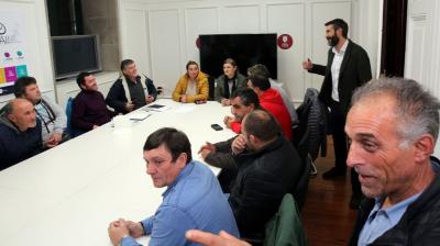 El alcalde de Vilagarcía y el sector del mar se unen contra la mina de Touro