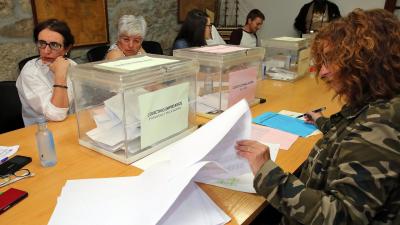 Las elecciones en la cofradía de Carril, enfangadas antes de empezar la carrera